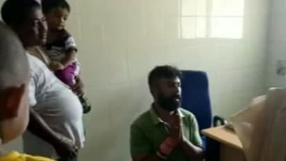 വാഗ്ദാനം പാലിച്ചില്ല: മുട്ടിലിരുന്ന് ജനങ്ങളോട് മാപ്പിരുന്ന് എംഎല്എ