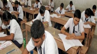 பத்தாம் வகுப்பு பொதுத் தேர்வு எழுதும் மாணவர்களுக்கு ஹால் டிக்கெட் விநியோகம்...