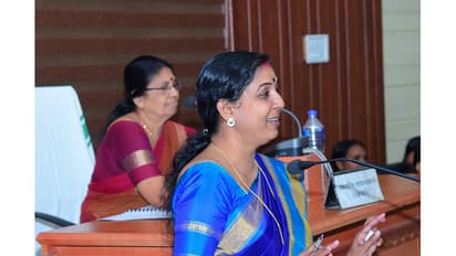 മേറുടെ ആമുഖം ബജറ്റവതരണമായി; സിപിഎം-സിപിഐ പോരില് തൃശൂര്