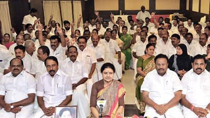 சசிகலாவின் ஃபார்முலாவை காப்பியடித்த பாஜக... கர்நாடக அரசியலில் பரபரப்பு..!