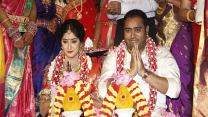 பிரபலங்கள் கலந்து கொண்ட தயாரிப்பாளர் அபினேஷ் இளங்கோவன் - நந்தினி திருமண புகைப்படங்கள்!