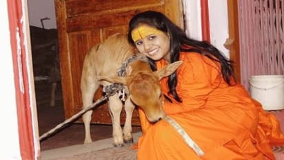 VHP Leader : ലക്ഷങ്ങളുടെ ഫോണ് വാങ്ങുന്നതിന് പകരം പശുക്കളെ സംരക്ഷിക്കാന് വാള് വാങ്ങണമെന്ന് വിഎച്ച്പി നേതാവ്