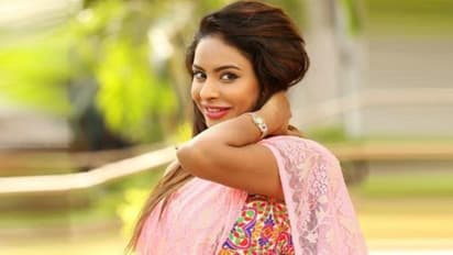 జగన్ గురించి అతిగా మాట్లాడితే నీ నమూనా మరచిపోయేలా చేస్తాం : శివాజీకి శ్రీరెడ్డి వార్నింగ్