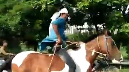 ಕೊರೋನಾ ಆತಂಕ: ಖಾಲಿ ಖಾಲಿ ರೋಡಲ್ಲಿ ಯುವಕನ ಕುದುರೆ ಸವಾರಿ ಶೋಕಿ!