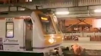 मुंबई लोकल से तीन लोग गिरे, एक की मौत दो घायल