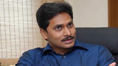 తిరుమలకు వెళుతున్న జగన్