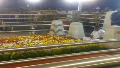 ராஜினாமாவை வாபஸ் வாங்குகிறார் ஓ.பி.எஸ்.!!! சசிகலா முதல்வராவதில் சிக்கல்...