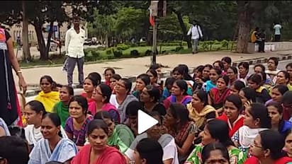 గురుకుల మెయిన్స్ వాయిదా కోసం ఓయులో ధర్నా (వీడియో)