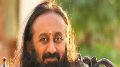 அவரு வேண்டுமென்றே செய்திருக்க மாட்டார்! தெரியாமத்தான் செஞ்சிருப்பாரு! விஜயேந்திரருக்கு வக்காலத்து வாங்கும் ஸ்ரீரவிசங்கர்!