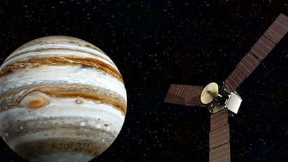 മേഘപടലങ്ങള്ക്കിടയില് വ്യാഴം എന്താവും ഒളിപ്പിച്ചുവെച്ചിരിക്കുന്നത് ?