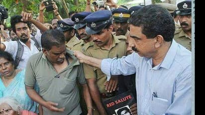 കുപ്പുദേവരാജിന്റെ സഹോദരന്റെ കഴുത്തില് അസി. കമീഷണര് കുത്തിപ്പിടിച്ച ഫോട്ടോ വൈറലായി