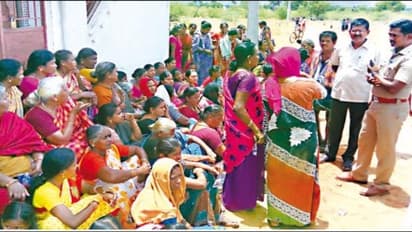 அங்க சுற்றி இங்க சுற்றி எங்கள் இடத்திலேயே சாராயக் கடை வைப்பதா? பெண்கள் முற்றுகைப் போராட்டம்…