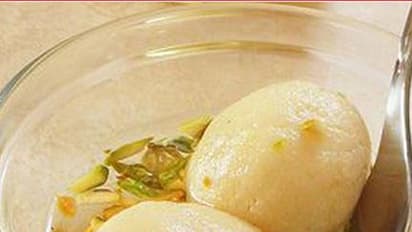 ভাইফোঁটায় নিজের হাতে বানানো নরম ও স্পঞ্জি রসগোল্লা দিন ভাইয়ের পাতে, দেখুন টিপস