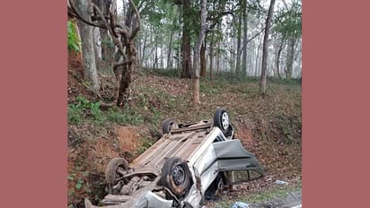 മുത്തങ്ങയ്ക്കടുത്ത് ദേശീയപാതയില് കാര് മറിഞ്ഞ് നാല് പേര്ക്ക് പരിക്ക്