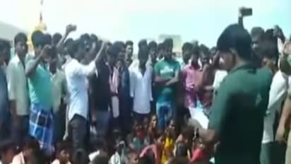 அரசு மருத்துவமனையில் மருத்துவர் இல்லாததால் மாணவி மரணம்..? மாணவர்கள், உறவினர்கள் சாலை மறியல்