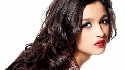 ಬಾಯ್'ಫ್ರೆಂಡ್'ನ ಮೊಬೈಲ್ ಸಿಕ್ಕರೆ ಮೊದಲು ಏನು ನೋಡುತ್ತೀರಿ? ಸೆಕ್ಸೀ ನಟಿ ಆಲಿಯಾಗೆ ಈ ಪ್ರಶ್ನೆ ಕೇಳಿದಾಗ...