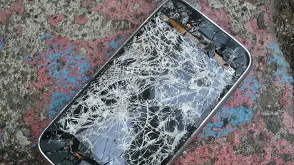 Watch 5 crazy shatter-resistant tests on smartphones