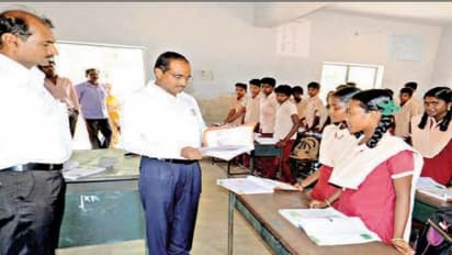 ஆசிரியர்கள் சரியா வகுப்புக்கு வராங்களா? பாடம் எப்படி நடத்துறாங்க? மாணவர்களிடம் கேட்டு ஆட்சியர் ஆய்வு…