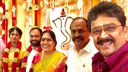 அமைச்சர் கடம்பூர் ராஜு குடும்பத்தாருடன் செல்ஃபி எடுத்த எஸ்.வி.சேகர்!