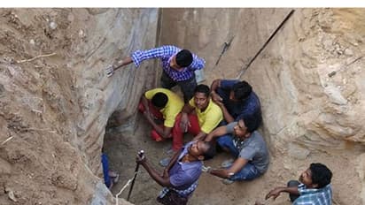 കുഴല്കിണറില് കുടുങ്ങിയ മൂന്നു വയസുകാരിയെ രക്ഷപ്പെടുത്തി