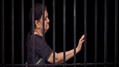 பரோலில் வந்த சசிகலா மீண்டும் சிறையில் அடைக்கப்பட்டார்