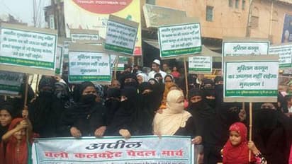 മുത്തലാഖിനെ അനുകൂലിച്ചും മോദിയെ വിമര്ശിച്ചും മുസ്ലിം സ്ത്രീകളുടെ പ്രതിഷേധ മാര്ച്ച്