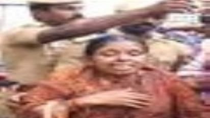 மகள் சாவில் மர்மம் இருப்பதாக 21 முறை புகார் கொடுத்தும் நடவடிக்கை எடுக்காததால் தாய் தீக்குளிக்க முயற்சி...