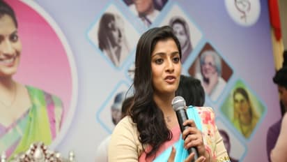 மகளிர் தினத்தில் அரசியலுக்கு அச்சாரம் போடுகிறாரா வரலட்சுமி...? சந்தேகத்தை ஏற்படுத்திய செயல்...!