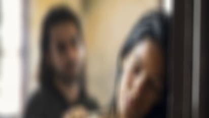 అమ్మాయిలతో ఏకాంతంగా యువకుడు: వూళ్లో వీడియోలు హల్చల్