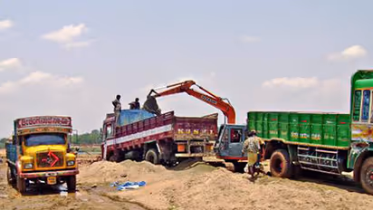 ಲಕ್ಷ್ಮೇಶ್ವರ: ಮರಳು ಕಳ್ಳರಿಗೆ ಸ್ಮಶಾನವೂ ಸಾಲುತ್ತಿಲ್ಲ..!