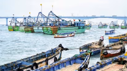 എഞ്ചിൻ നിന്നുപോയ വള്ളത്തിലെ മത്സ്യത്തൊഴിലാളികളെ രക്ഷപ്പെടുത്തി