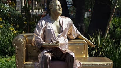 കയ്യില് ഓസ്കാര് ശില്പവുമായി വെയ്ന്സ്റ്റൈന്; കാസ്റ്റിന് കൗച്ചിനെതിരെ പ്രതിഷേധം