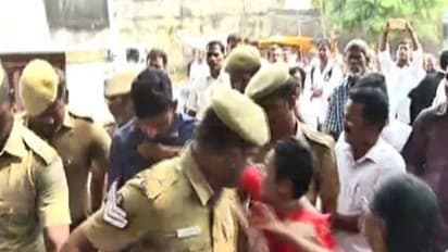 கோர்ட் வளாகத்தில் தஷ்வந்த்தை வெச்சு தாக்கிய மாதர் சங்க பெண்கள்! செங்கல்பட்டில் பரபரப்பு...