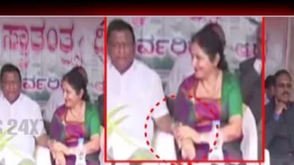 ವೇದಿಕೆ ಮೇಲೆ ಕೈ ಮುಖಂಡನ ಕೈ ಚಳಕವೀಗ ವೈರಲ್