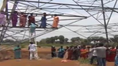 ஒயின் ஷாப் திறந்தால் தற்கொலை பண்ணிக்குவோம்….மின் கோபுரம் மீது ஏறி பெண்கள் மிரட்டல்…