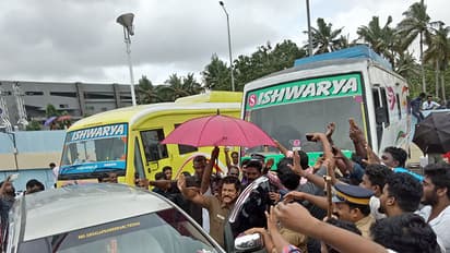 ആരാധകര്ക്ക് സര്പ്രൈസ്; 'ഡിസിപി ആറുസാമി'യായി തിരുവനന്തപുരം വിമാനത്താവളത്തില് വിക്രം