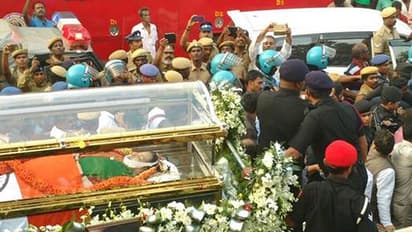 ‘అమ్మ’ అంత్యక్రియలకు రూ.కోటి ఖర్చు..?