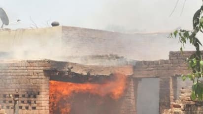 உ.பி.யில் இரு தரப்பினரிடையே மோதல் - 25 வீடுகளுக்கு தீவைப்பால் பதற்றம்