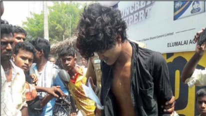 குழந்தைகளுக்கு பிஸ்கெட் கொடுத்த இளைஞருக்கு சரமாரி அடி உதை; கடத்த முயன்றதாக நினைத்து மக்கள் விலாசல்...