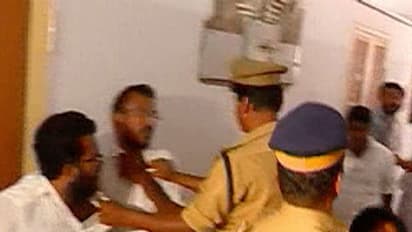 ഉപരോധിക്കാനെത്തിയ യൂത്ത് കോണ്ഗ്രസുകാര്ക്ക് ലക്ഷ്യം പിഴച്ചു; ഓടിക്കയറിയത് കോടതിയില്