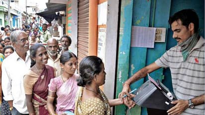 ಇನ್ಮುಂದೆ ಪಡಿತರ ಪಡೆಯಲು ಆಧಾರ್ ಕಡ್ಡಾಯ