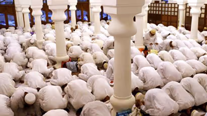 സൗദിയിലെ പള്ളികളില്‍ ജുമുഅ, ജമാഅത്ത് നമസ്കാരങ്ങൾ നിർത്തിവെച്ചു; പള്ളികളുടെ കവാടങ്ങള്‍ അടച്ചിടും