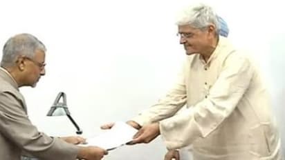 வேட்புமனு தாக்கல் செய்தார் கோபாலகிருஷ்ண காந்தி !!