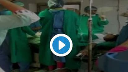 ఆపరేషన్ ధియోటర్లో  ఈ డాక్టర్లేం చేశారో చూడండి (వీడియో)