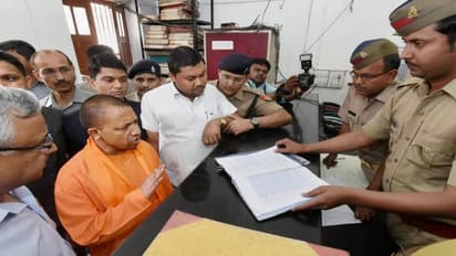 போலீஸ் ஸ்டேஷனுக்குள் திடீரென புகுந்த ஆதித்யநாத் - அதிகாரிகளுக்கு அதிர்ச்சி மேல் அதிர்ச்சி