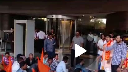 హైదరాబాద్ పార్క్ హోటల్ వద్ద భజరంగదళ్ హల్ చల్ (వీడియో)