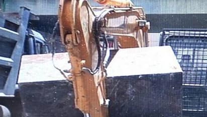 மண்ணில் புதைந்து கிடந்த 400 கிலோ தங்கம், வைரம்… சென்னை சில்க்ஸ் கட்டட இடிபாடுகளில் இருந்து மீட்பு!