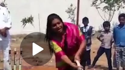 సినీ నటి, ఎమ్మెల్యే రోజా బ్యాటింగ్ (వీడియో)