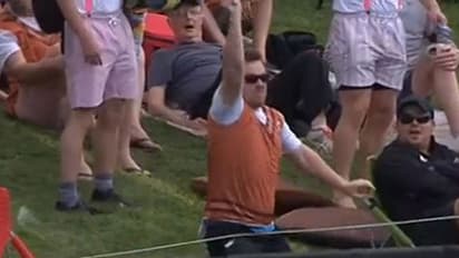 ഗ്യാലറിയിലിരുന്ന് ഒറ്റക്കയ്യില് ക്യാച്ചെടുത്ത ആരാധകന് കിട്ടിയത് 32 ലക്ഷം; വീഡിയോ കാണാം