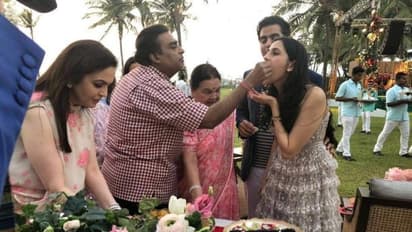 கோவாவில் பிரமாண்டமாக நடந்த ஆகாஷ் அம்பானி நிச்சயதார்த்தம்...! மணமகள் யார் தெரியுமா..?